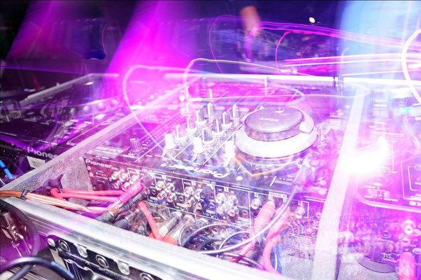 Fotografo serate club Torino - ritratto DJ mixer musicale