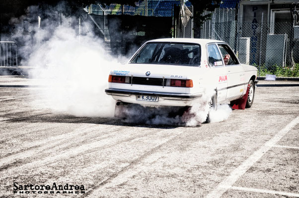 Fotografia rally - auto da corsa gialla su percorso sterrato