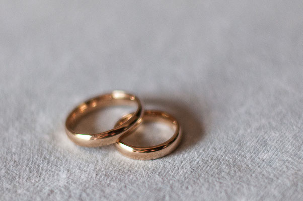 Dettaglio di fedi nuziali durante servizio fotografico di matrimonio a Torino