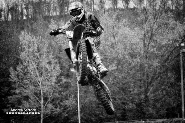 Servizio fotografico motocross - pilota in gara