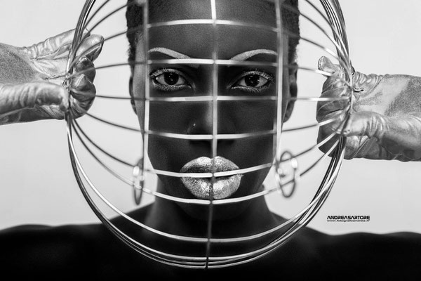 Ritratto fotografico creativo Torino - modella con accessori avanguardia