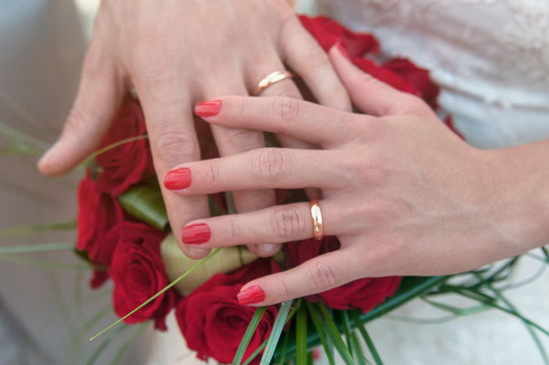 Dettaglio fedi nuziali e bouquet - Fotografia matrimonio artistica Andrea Sartore