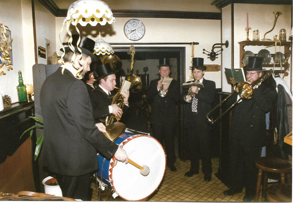 Eine Ständchengruppe der Beueler R(h)einmusikanten 1997
