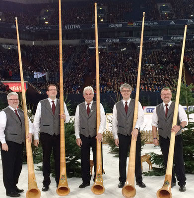 Alphornensemble in der Schalke Arena beim Biathlon 2015