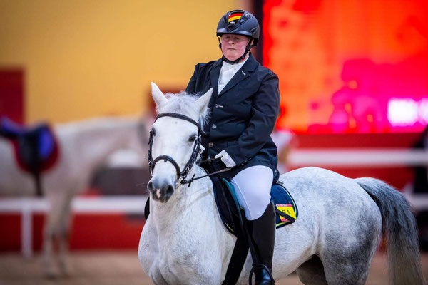 Juliane Dietrich auf Tilda bei den Weltspielen der Spercial Olympichs 2019 in Abu Dhabi, 2 x Gold und 1 x Silber 