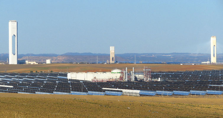 Solar-thermische Kraftwerke in Spanien. Die Sonne erzeugt Dampf, der Turbinen antreibt.