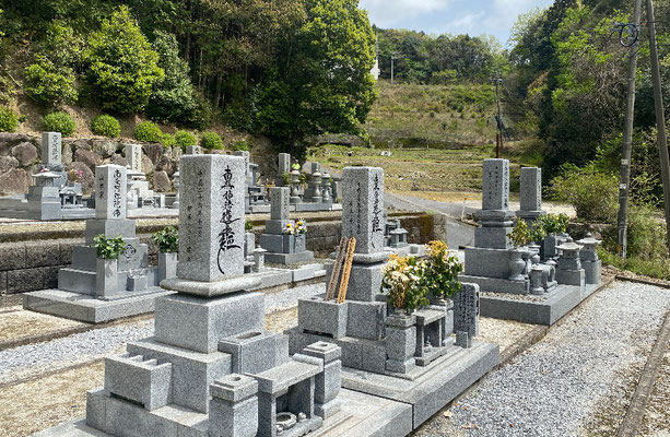 Die Grabmäler auf japanischen Friedhöfen sind alle in Granit ausgeführt.