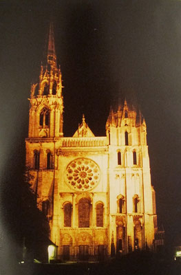 Chartres: Westfassade der Kathedrale (bei Nacht)