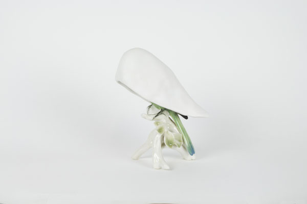 parrocchetto ondulato 2019 porcelain sculpture, manifacture Ens, between 1945 and 1959; glazed ceramic 18x13x8 cm