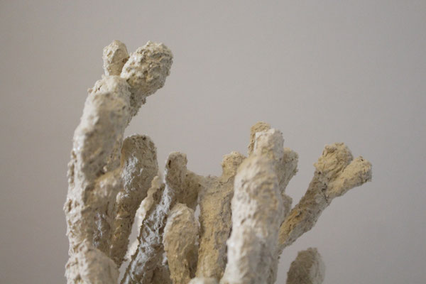 dead coral, 2022, paper dust, papier-mâché, metal thread and glue base of enamelled ceramic, 21x17x26 cm