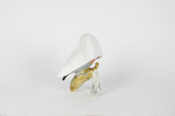 loxia curvirostra, 2019, porcelain sculpture, manifacture Ens, between 1919 and 1945; glazed ceramic, 15,5x14x9,5 cm