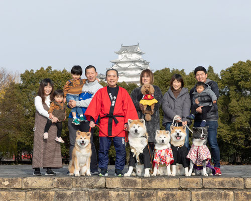 犬と家族の写真撮影