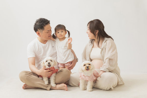 犬と家族の写真撮影