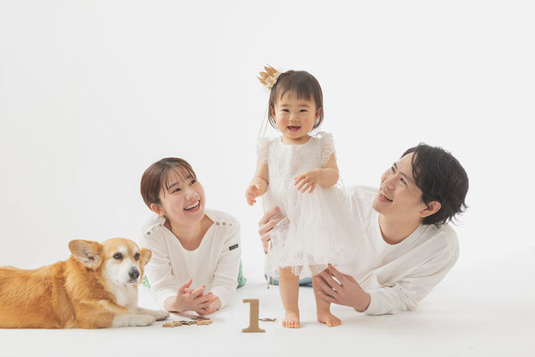 犬と家族の写真撮影
