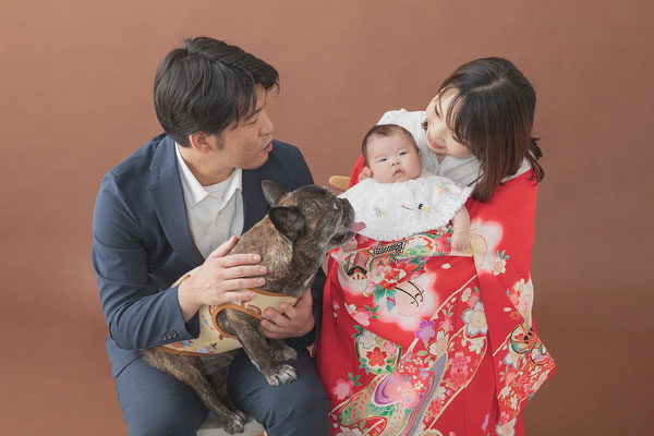 犬と家族の写真撮影