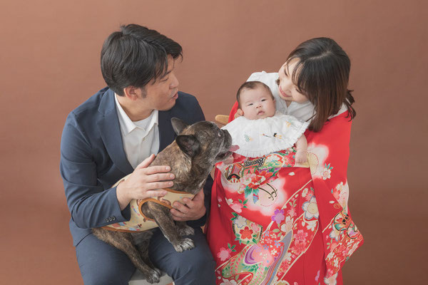犬と家族の写真撮影