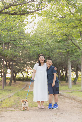 犬と家族の写真撮影