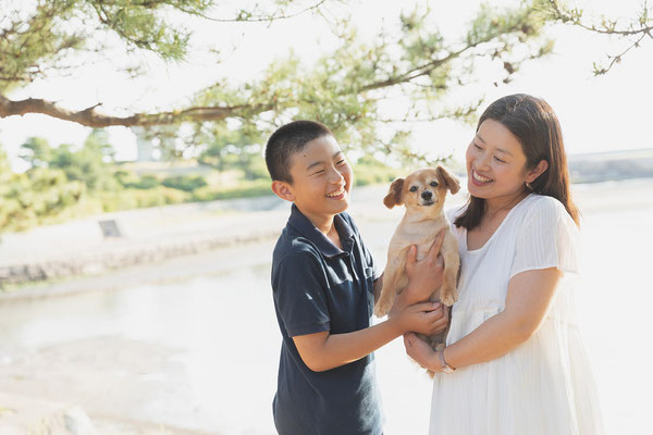 犬と家族の写真撮影