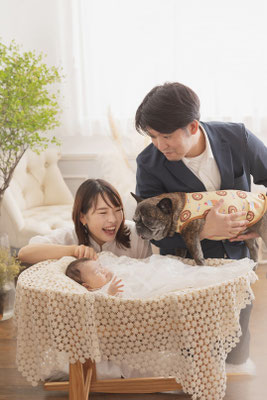 犬と家族の写真撮影