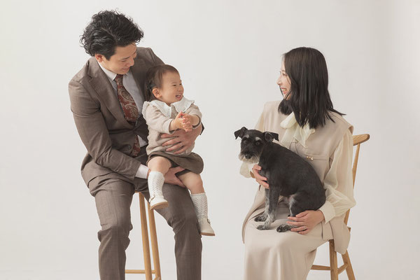 犬と家族の写真撮影