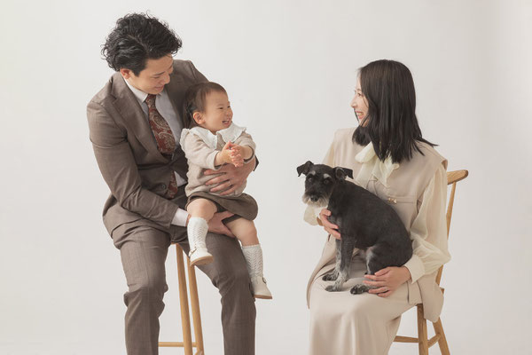犬と家族の写真撮影
