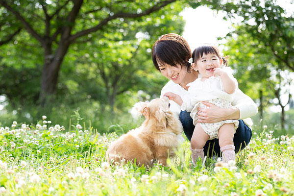 犬と家族の写真撮影