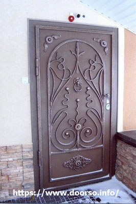 Металлические двери с элементами ковки.