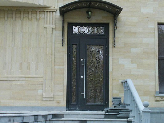 Металлическая дверь со стеклом монтаж произведен в городе Одинцово.