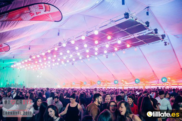 Cenas de despedidas de solteras en el carnaval de Cádiz