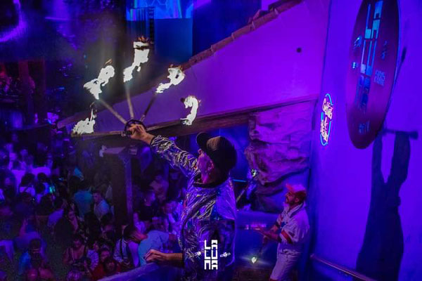 contratar un espectáculo de malabares de fuego para discotecas