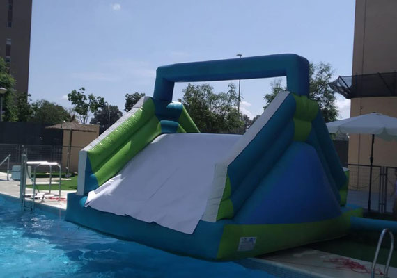 alquiler de globos hinchables con rampas para piscinas
