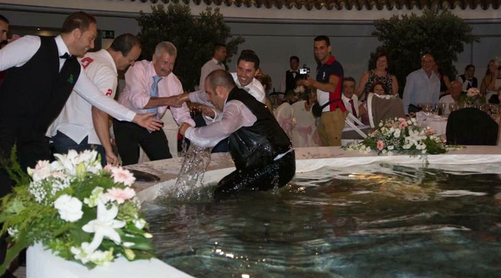 Camarero falso infiltrado para bodas
