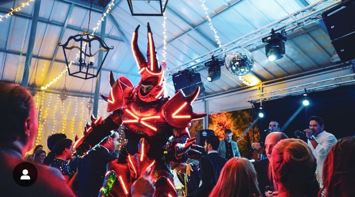 contratar un espectáculo de robot led para tu boda en Rota