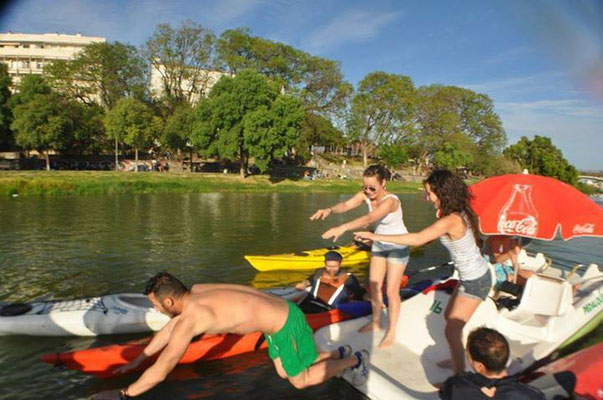 Grupos de despedidas haciendo una ruta en kayak por Sevilla