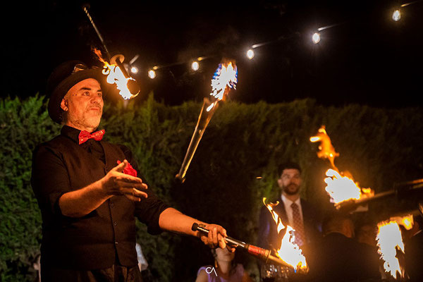 contratar un espectáculo de malabares de fuego para bodas