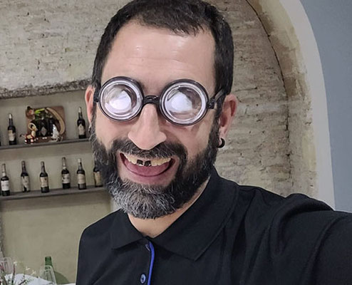 contratar un camarero falso infiltrado en Cádiz