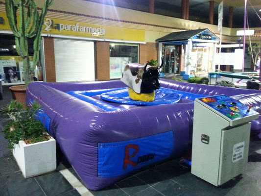 alquiler de toro mecánicos y globos hinchables para eventos en Cadiz
