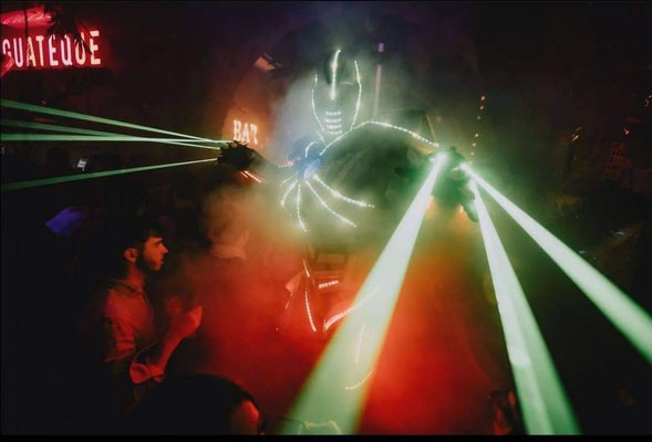 contratar un espectáculo de robot led para tu boda en Sanlúcar de Barrameda
