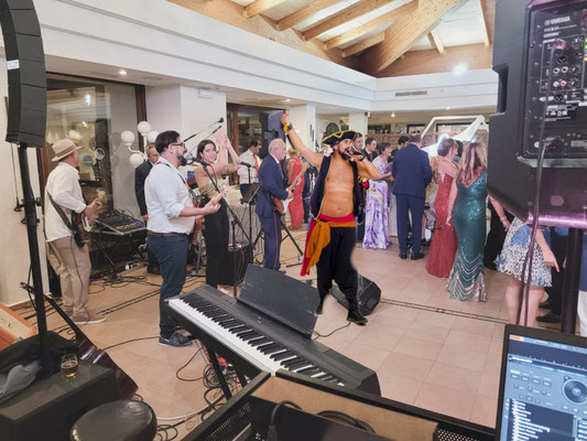 Camarero falso infiltrado para bodas