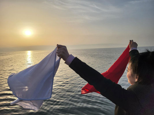 Lobpreis auf dem See Genezareth bei Sonnenaufgang