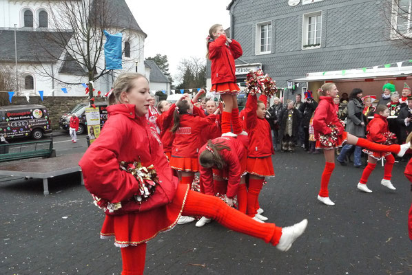 bei Wind & Wetter und immer wieder gerne: Weiberfastnacht auf dem Marktplatz in Paffrath