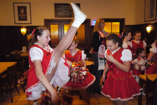 das Bein fliegt wirklich hoch....