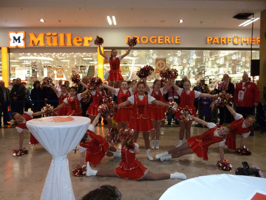 Auftritt zum Gläserverkauf des Kinder-Dreigestirns in der Rhein-Berg-Galerie 2012