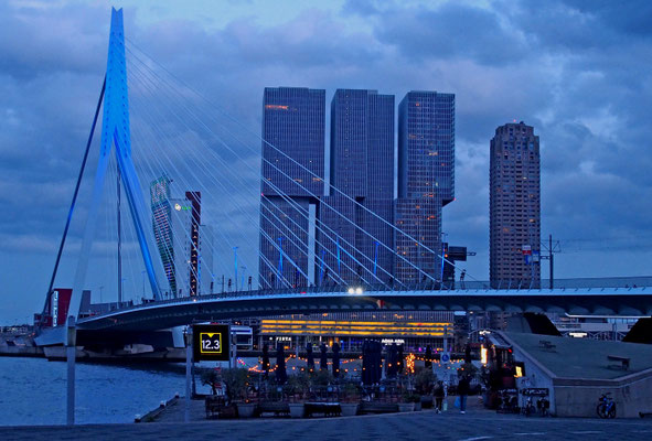 Blaue Nacht am Hafen; Foto: Annelies Neumann