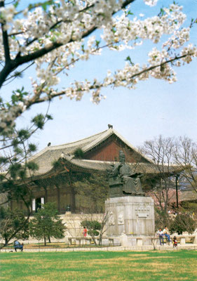 徳寿宮中和殿と世宗大王銅像