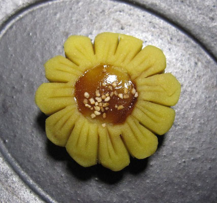 「向日葵（ひまわり）」煉切製：江戸家