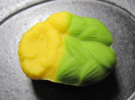 「福寿草（ふくじゅそう）」煉切製：塩瀬総本家