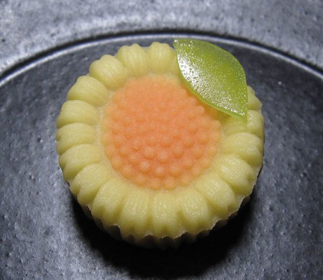 「ひまわり」煉切製：一炉庵