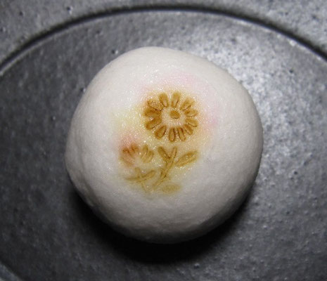 「小菊（こぎく）」薯蕷製：豊島屋