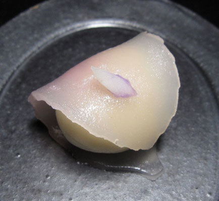 「木蓮（もくれん）」羊羹製：大倉山青柳